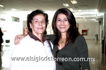 02122007
Yolanda Berquin despidió a Magdalena de Díaz, quien viajó a Querétaro.