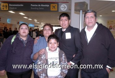 03122007
Missael Guillermo Flores viajó a México y fue despedido por Guillermo Flores, Araceli Olivas, Melina y Carlos  Flores.