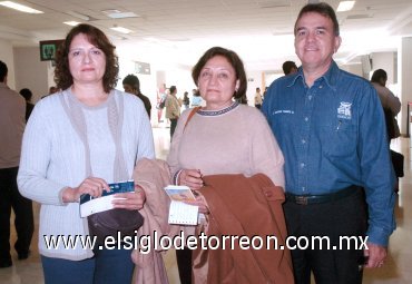 04122007
Carmen y Eloina Díaz viajaron a Roma y las despidió Marcos Torres.