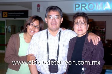 04122007
Francisco Amaya viajó a Acapulco y lo despidieron Blanca de Amaya y Claudia Amaya.