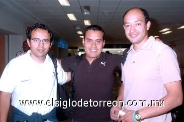 04122007
Mario Loa, Carlos Martínez y Raúl Ortiz viajaron a México.