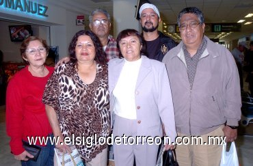 05122007
Benjamín y Martha Díaz viajaron a Los Ángeles y fueron despedidos por Antonia, Luis Alfonso, Leticia Palacios y Carlos Ramírez.