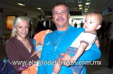 05122007
Brenda de Robles, Juan Robles y el pequeño  Giovanni Robles viajaron a San Diego, California.