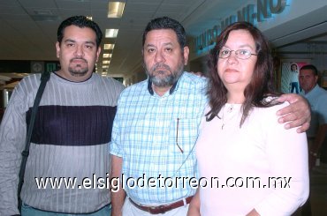 05122007
Con destino a Los Mochis, Sinaloa, viajó José Luis Mota y lo despidieron Luis Mota y Patricia Espeleta.
