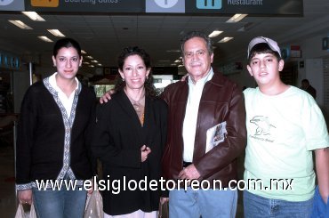05122007
Gloria María Luna, Susana y Gabriel Salinas despidieron a Adolfo Luna, quien viajó a la Ciudad de México.