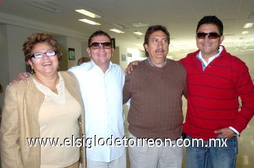 06122007
Mercedes de Carrillo despidió a Luciano, Alejandro y Luciano Jr., quienes viajaron a La Paz, Baja California.