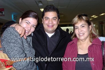 08122007
Alma Méndez y Berenice Miranda recibieron a Óscar Rivera en el aeropuerto al llegar de la Ciudad de México.