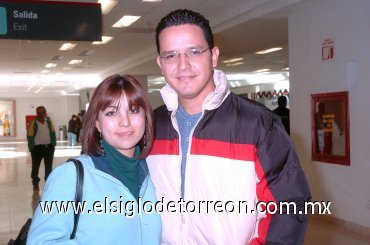 08122007
Bárbara Espinoza despidió a Andrés Zavala, quien viajó a la Ciudad de México.