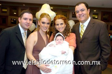 01122007
Faruk y Odila Fernández, Roberto y Sofía Kuri acompañados por el pequeño Faruk