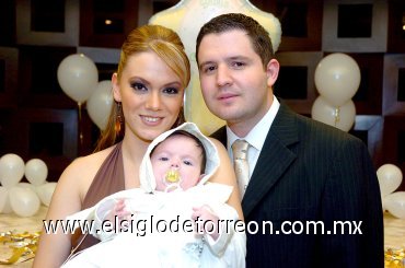 01122007
Odila y su esposo Faruk, con su hijo primogénito Faruk que recibió su Primer Sacramento.