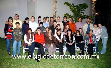 02122007
El equipo del Ipade generación 1999-2000, se reunió con sus respectivas  familias con motivo de la próxima Navidad