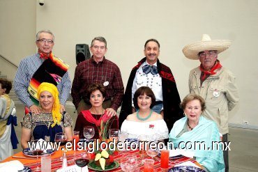 02122007
Mario y Aída Villarreal; Jorge y Alma Garza; Florentino y Morena Martínez; y Federico y Maga Obeso.