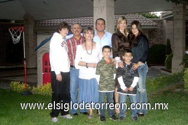 02122007
Salomón Juan Marcos, Rocío Villarreal, Salomón, Alicia, Salomón, Abraham, Ángela  y Neto en reciente reunión familiar.