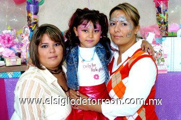 02122007
Ana Sofía Saucedo González festejó su sexto cumpleaños acompañada de su mamá María de Jesús González y su tía Paty de Ceniceros.