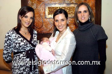 02122007
La bebé María Sofía, en compañía de su mamá Mariana de Portilla y sus madrinas María Fernanda de Del Bosque y Miriam de Batarse.