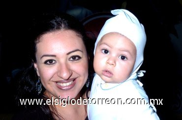 02122007
Lizbeth Vázquez de Huerta con su hijo José Carlos Huerta, captados en una fiesta de cumpleaños.