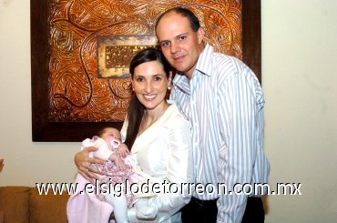 02122007
Mariana Martínez de Portilla y Manuel Portilla con su hijita María Sofía.