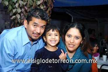 03122007
Karla Fabiola junto a sus papás Carlos y Fabiola Herrera.