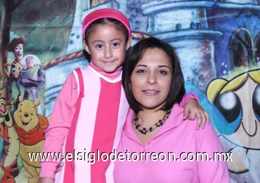 03122007_l_La pequeña María Jannette García Ontiveros cumplió seis años y su mamá Jannete Ontiveros le organizó una bonita piñata.