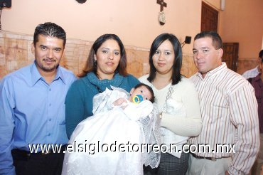 03122007
Roberto Carlos acompañado de sus papás Carlos Herrera y Fabiola Iduñate de Herrera, así como de sus padrinos Liliana de Martínez y Ricardo Martínez.