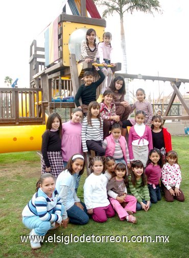 05122007
Integrantes del Club de Jardinería Margarita Infantil en reciente desayuno navideño.