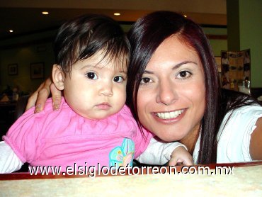 05122007
La pequeña Celeste Velázquez con su mami Bety Martínez.