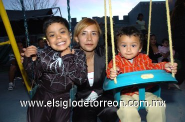 07122007
Alan Alberto y Eduardo Alejandro Limas Cassio acompañados de su mamá Perla Cassio, en la fiesta de cumpleaños en la que festejaron sus cinco y dos años, respectivamente.