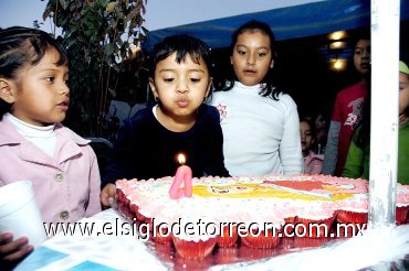 07122007
La pequeña Karlita Fabiola Herrera Iduñate fue festejada al cumplir cuatro años con divertida reunión.