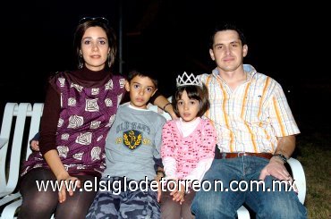 07122007
Nueve y siete años de vida, cumplieron Fernando y Luisa, los acompañan sus papás Fernando Cobián Cruz y Georgina Salmón de Cobián.