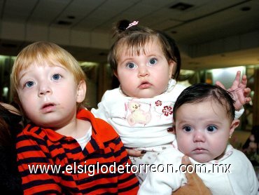 08122007
Delfina con sus primos Mauricio y Camila Morales Reyes.