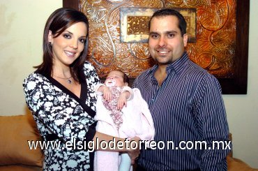 08122007
María Fernanda y Homero del Bosque con su ahijada María Sofía.