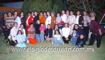 03122007
Iliana Nájera de Sandoval acompañada de numerosas amistades asistentes a su fiesta de canastilla.