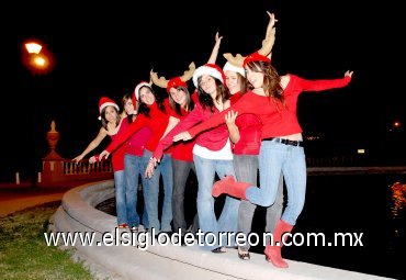 05122007
Paula, Natalia, Bárbara, Macris, Janeth, Ana Isabel y Carolina, esperan como cuando niñas la llegada de Santa Claus.