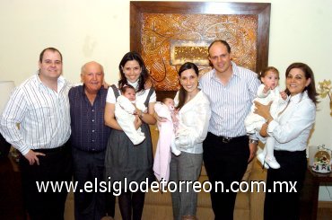 07122007
César, Mónica y María Fernanda Villalobos, Manuel, Mariana, Regina y María Sofía Portilla, Alberto Martínez y Rosa Tatay de Martínez, en una fiesta de bautizo.