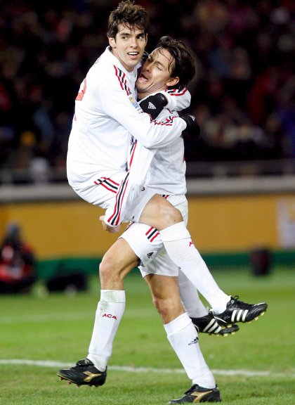 El futbolista balón de oro 2007, Kaká, felicita a su compañero Filippo Inzaghi después que marcara su segundo gol y el cuarto definitivo para su equipo ganará se coronara.