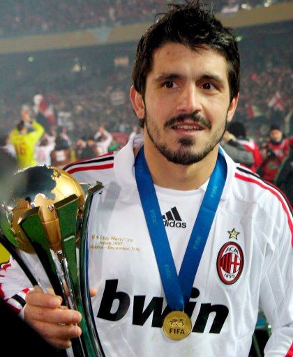 El futbolista del AC Milán Gennaro Gattuso sonríe mientras sostiene el trofeo del Mundial de Clubes.