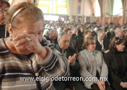 El templo San José albergó a más de mil 200 personas, quienes entre rezos y sollozos acudieron a darle el último adiós a don Fernando.