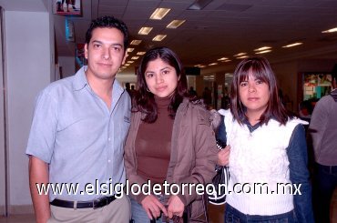 11122007
Érika Santos y Elva López llegaron de la Ciudad de México y las recibió Alejandro Santillanes.