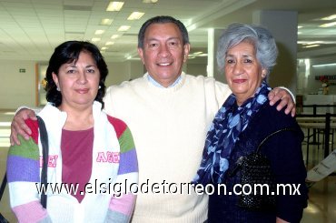 11122007
Gabriel Ríos viajó a México y lo despidieron Guadalupe y Gabriela Ríos.