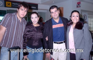 12122007
Pablo Fernández y María Guadalupe Mireles llegaron de México y fueron recibidos por Rafael Rodríguez y Goretti Mireles.