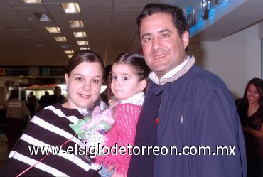 13122007
Gaby y Mary Mojica recibieron a Luis Mojica, quien llegó de Colombia.