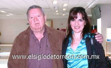 14122007
Antonio Marroquín despidió a María Luisa Marroquín quien viajó a la Ciudad de México.