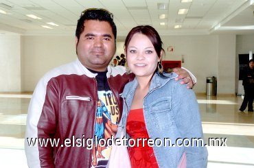 14122007
Felipe Sordo despidió a Carla Caldera quien viajó a Tijuana.
