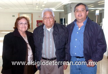 14122007
Ofelia de Téllez y Felipe Téllez viajaron a Tijuana y fueron despedidos por Mario Ttéllez.