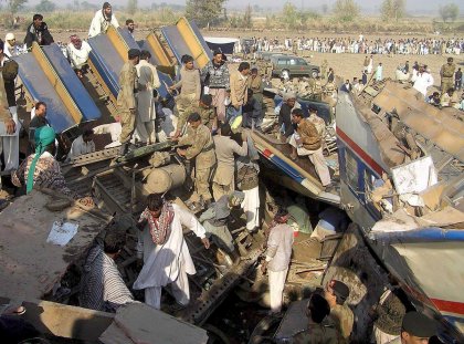 Shahid Khan, un joven de 25 años y que se dirigía a Lahore con seis familiares, dijo que utilizó la luz de su teléfono celular para poder escapar.