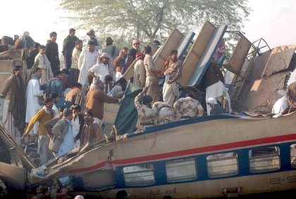 No fueron aclaradas las causas del accidente, en el que centenares de aterrorizados pasajeros tuvieron que escapar por su cuenta de los escombros.