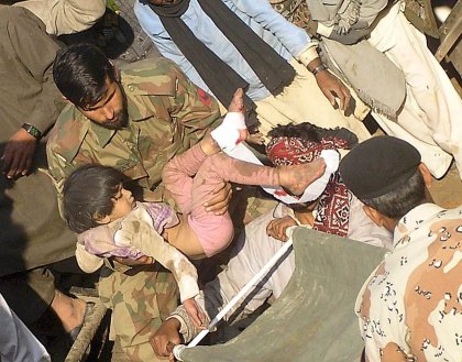 El tren se dirigía de Karachi a Lahore cuando se salieron de la vía unos 12 de sus 16 vagones cerca de Mehrabpur, a unos 400 kilómetros al norte de Karachi.