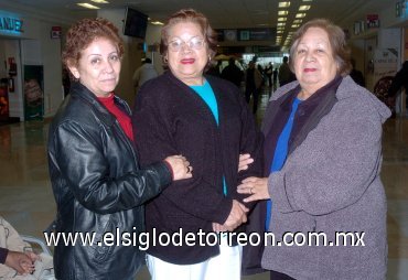 15122007
Cristina García y Nieves Campos viajaron a Tijuana y fueron despedidas por Felícitas García.