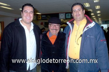 15122007
Humberto Vélez llegó de la Ciudad de México y Víctor Hugo Durán y Carlos Delgado le dieron la bienvenida.