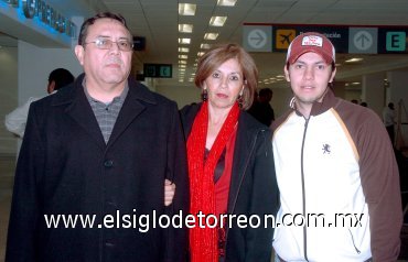 15122007
René Venegas y Nora Lucía de Venegas viajaron a Veracruz y fueron despedidos por René Venegas Chávez.